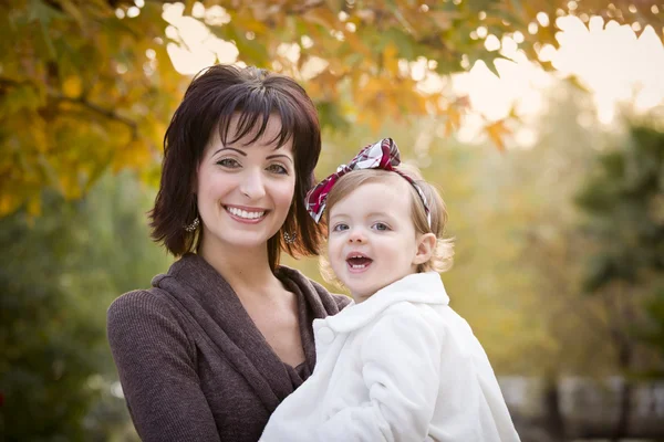魅力的な母と娘の肖像画の外 — ストック写真