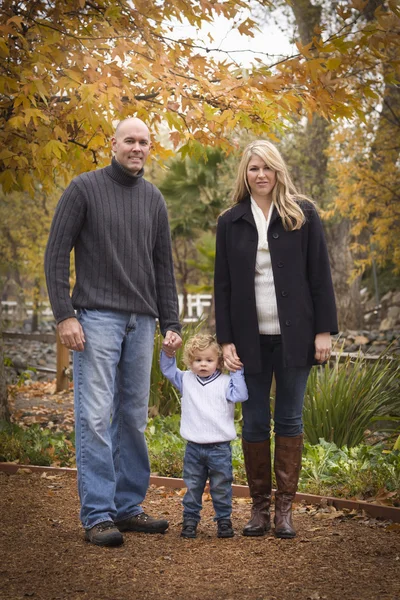Mladá atraktivní rodiče a dítě portrét v parku — Stock fotografie
