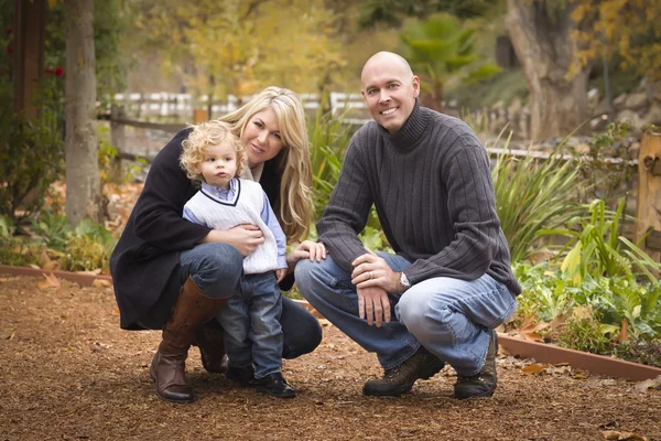 Jonge aantrekkelijke ouders en kind portret in park — Stockfoto