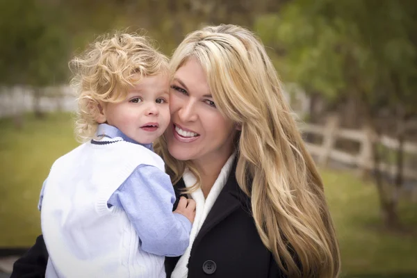 Kívül vonzó anya és fia portré — Stock Fotó