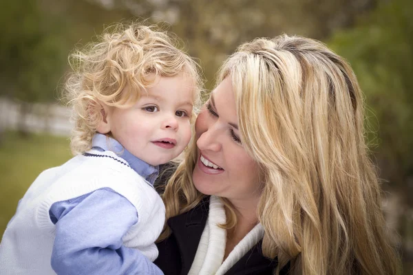 外の魅力的な母と息子の肖像 — ストック写真