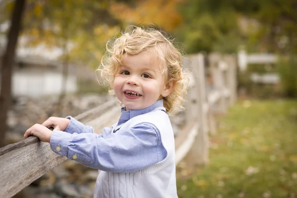 Adorável jovem menino brincando fora — Fotografia de Stock
