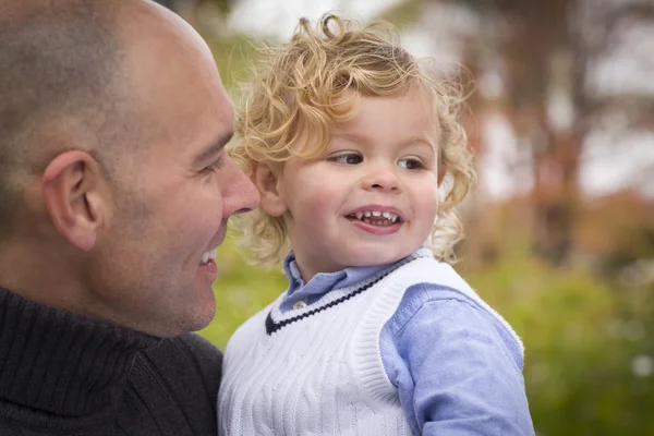 Yakışıklı baba ve oğul Park — Stok fotoğraf