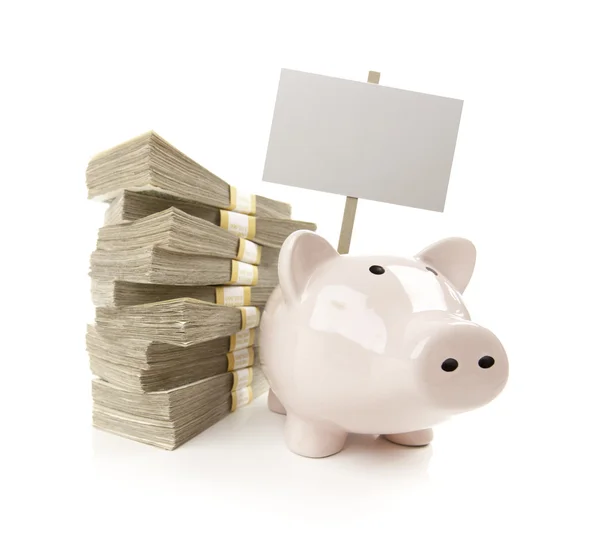 Pink Piggy Bank com pilhas de dinheiro e sinal em branco — Fotografia de Stock
