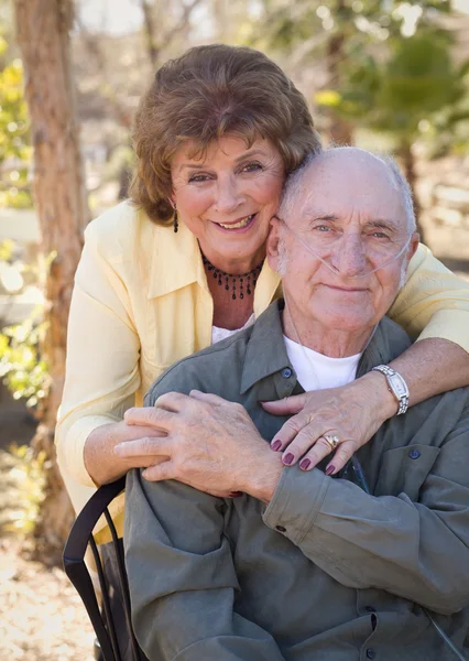 Старшая женщина с мужчиной, носящим кислородные трубки — стоковое фото