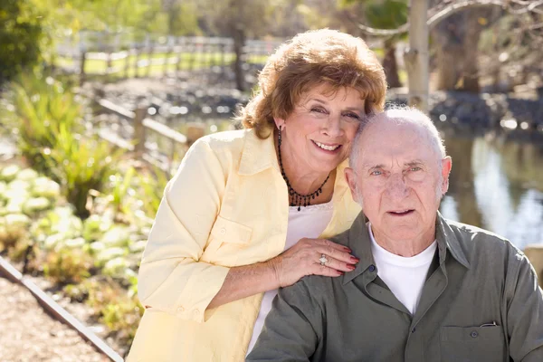 Glückliches Seniorenpaar entspannt im Park — Stockfoto