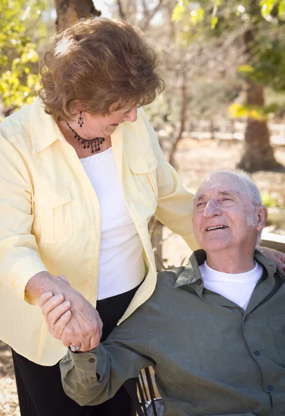Lyckliga äldre par avkopplande i parken — Stockfoto