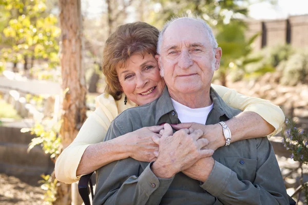 Glückliches Seniorenpaar entspannt im Park — Stockfoto