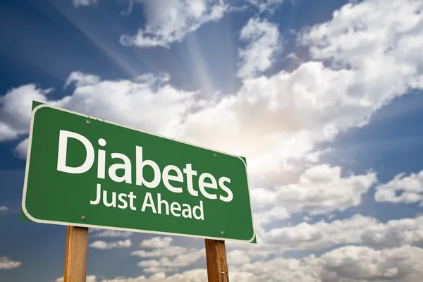 Діабет зелений дорожній знак і хмари — стокове фото