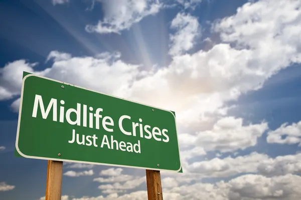 Midlife crisis alleen vooruit groene verkeersbord en wolken — Stockfoto