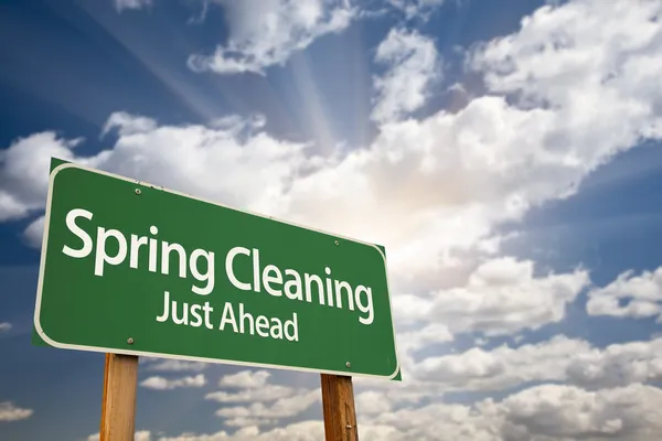 Voorjaarsschoonmaak gewoon vooruit groen verkeersbord en wolken — Stockfoto