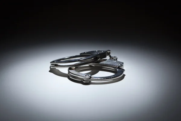 Абстрактная пара наручников под палящим светом — стоковое фото