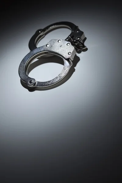 Абстрактна пара наручників під прожектором - Текстова кімната — стокове фото