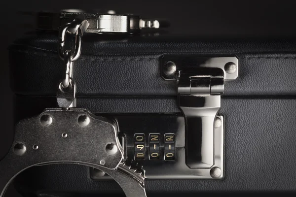 911'i kilit ile evrak çantası üzerinde kelepçeye — Stok fotoğraf