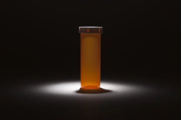 Пустой пузырек для лекарств под прожектором — стоковое фото