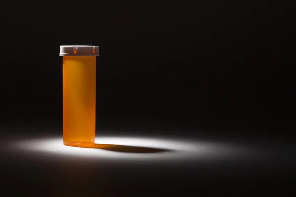 Láhev prázdná medicína pod přímé světlo — Stock fotografie