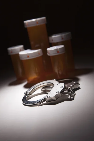 Bilincs, gyógyszert üveg és tabletták Spot lámpa alatt — Stock Fotó
