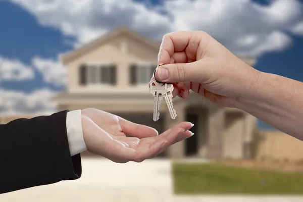 Yeni evin önünde evin anahtarlarını teslim — Stok fotoğraf