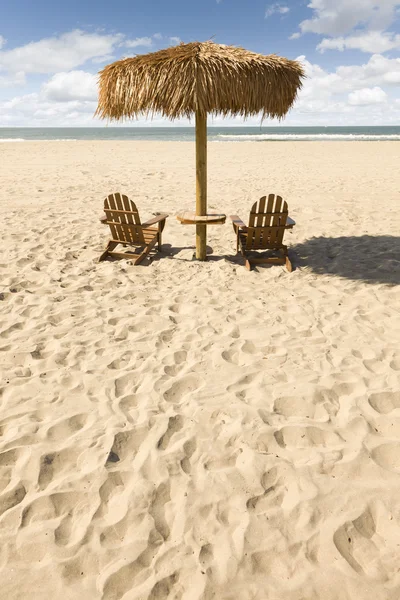 Δύο παραλία καρέκλες και ομπρέλα στην όμορφη ωκεανό άμμο — Φωτογραφία Αρχείου