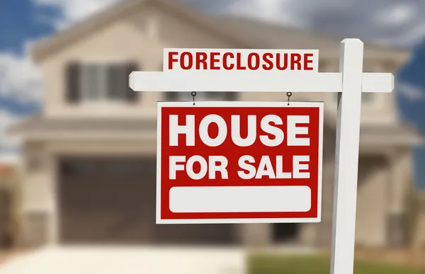 Foreclosure House For Sale Sign and House — Stock Photo, Image