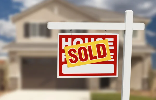 Verkauftes Haus zu verkaufen Schild vor neuem Haus — Stockfoto