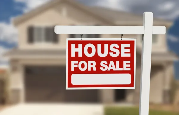 Haus zum Verkauf Immobilienschild und neue Heimat — Stockfoto