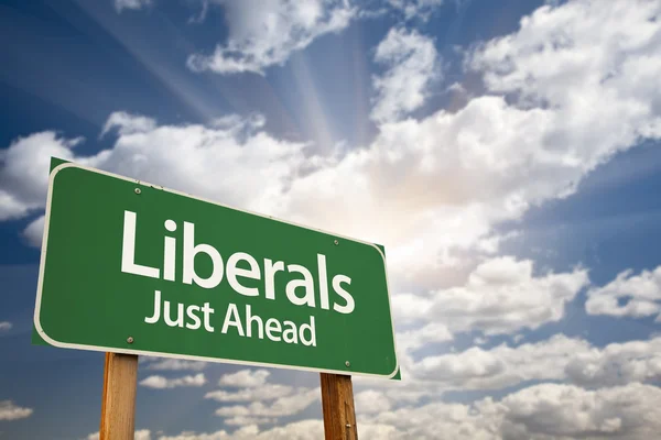 Liberalen groene verkeersbord en wolken — Stockfoto