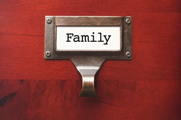 Λαμπερή ξύλινο ντουλάπι με οικογενειακό αρχείο ετικέτα — Φωτογραφία Αρχείου