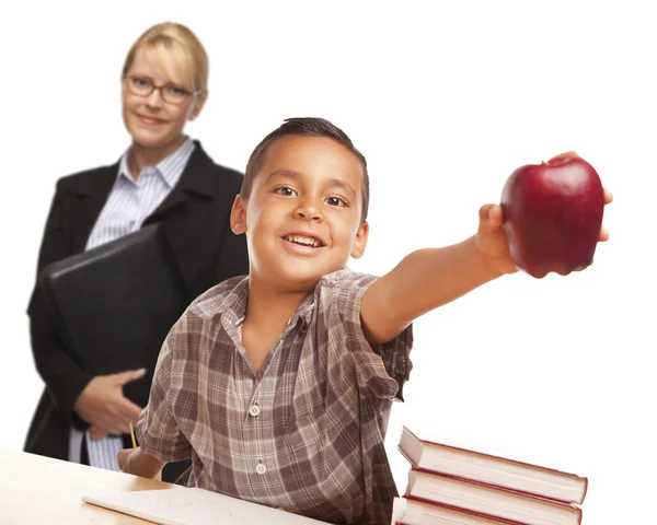 Hispanische Student Junge mit Apfel und weibliche Erwachsene hinter. — Stockfoto