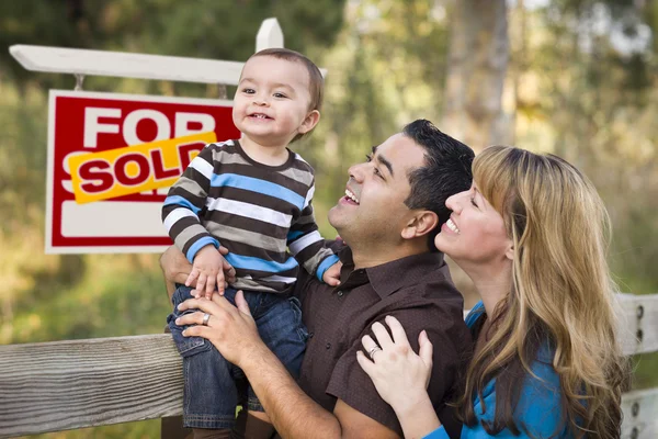 Gemengd ras paar, baby, verkocht onroerend goed teken — Stockfoto