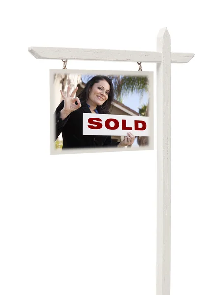 Знак нерухомості з жінкою агентом і проданий знак — стокове фото
