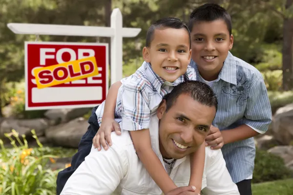 Padre Hispano e Hijos Frente a Vendido — Foto de Stock