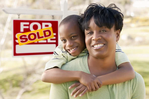 Anya és gyermeke előtt értékesített ingatlan jele — Stock Fotó