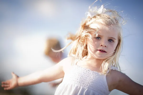Адекватная голубоглазая девочка, играющая со стороны — стоковое фото