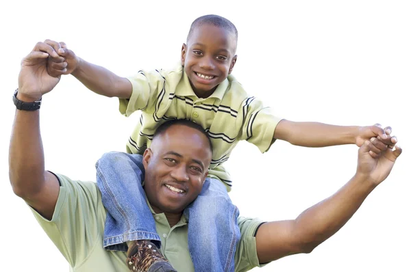 Afryki amerykański syn jeździ ramiona taty na białym tle — Zdjęcie stockowe