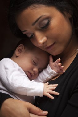 Yeni doğan bebeği çekici etnik kadın