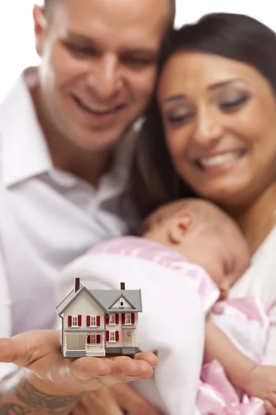 Família Raça Mista com Casa Modelo Pequena — Fotografia de Stock