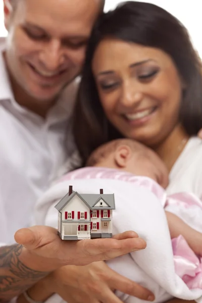 Смешанная расовая семья с маленьким типовым домом — стоковое фото