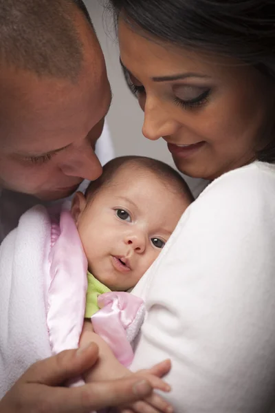 Młode rodziny mieszanej rasy z nowo narodzonego dziecka — Zdjęcie stockowe