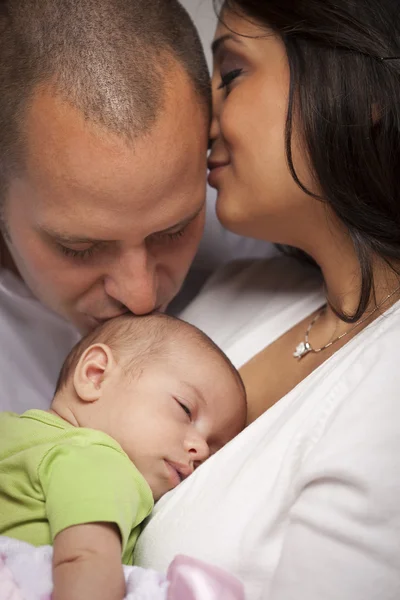 Karışık ırk genç ailesi ile yeni doğan bebek — Stok fotoğraf