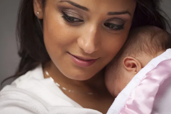 有吸引力的族裔女人与她的新生儿 — 图库照片