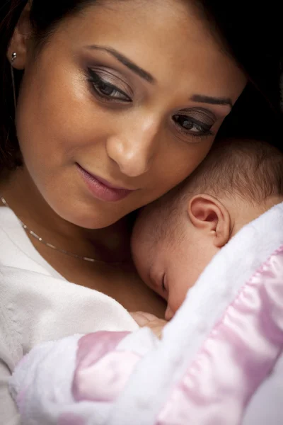 Mulher étnica atraente com seu bebê recém-nascido — Fotografia de Stock