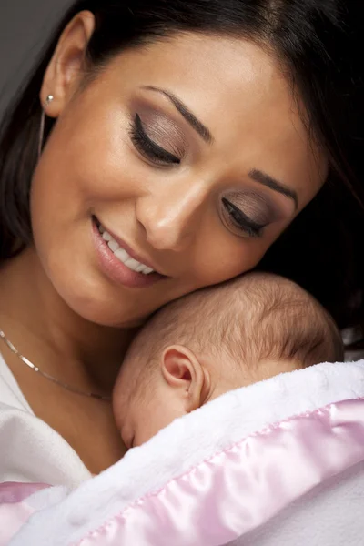 Aantrekkelijke etnische vrouw met haar pasgeboren baby — Stockfoto