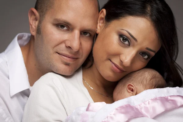 Raça mista Família jovem com bebê recém-nascido — Fotografia de Stock