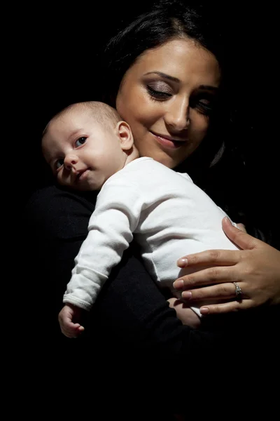 Atractiva mujer étnica con su bebé recién nacido — Foto de Stock