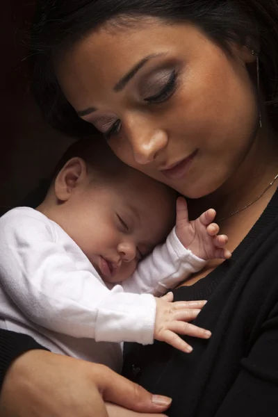 Aantrekkelijke etnische vrouw met haar pasgeboren baby — Stockfoto