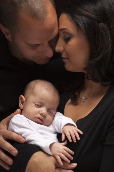 Молодая семья смешанных рас с новорожденным ребенком — стоковое фото