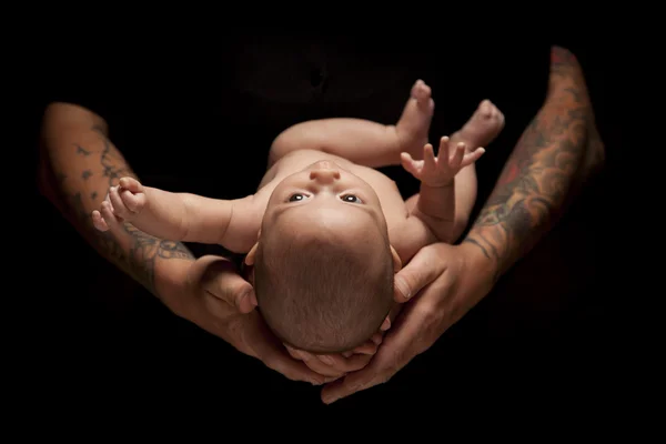 Mãos de pai e mãe seguram bebê recém-nascido em preto — Fotografia de Stock