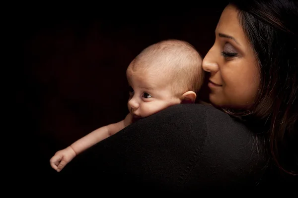 Yeni doğan bebeği çekici etnik kadın — Stok fotoğraf