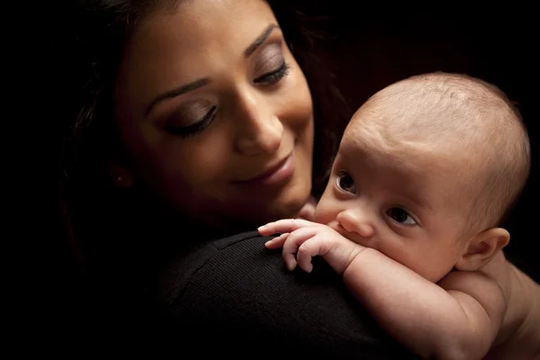 Mulher étnica atraente com seu bebê recém-nascido — Fotografia de Stock